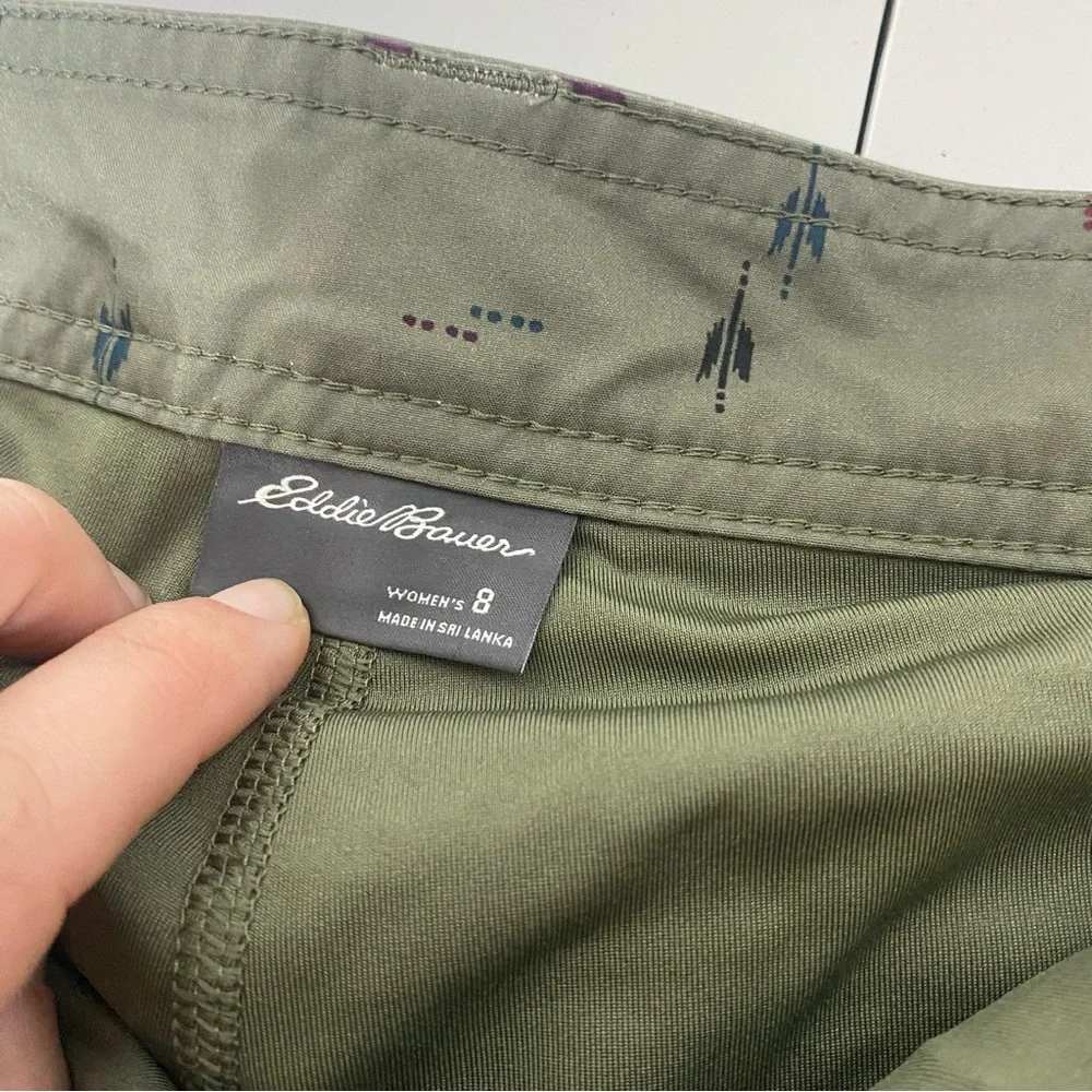 New EDDIE BAUER Womens Adventurer 2.0 Mini Skirt Skort Green Arrow Print Size 8